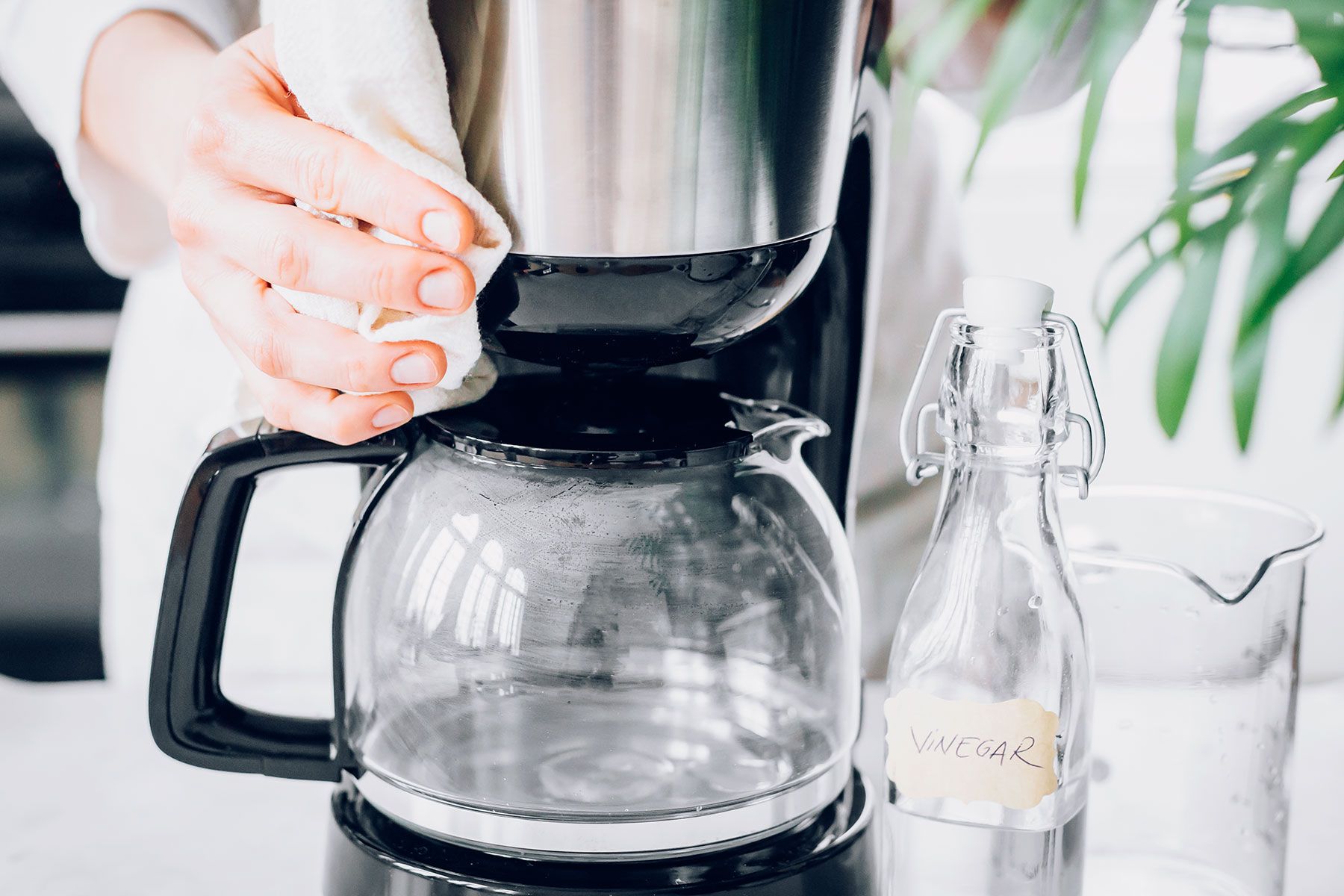 how to clean coffee makers with vinegar